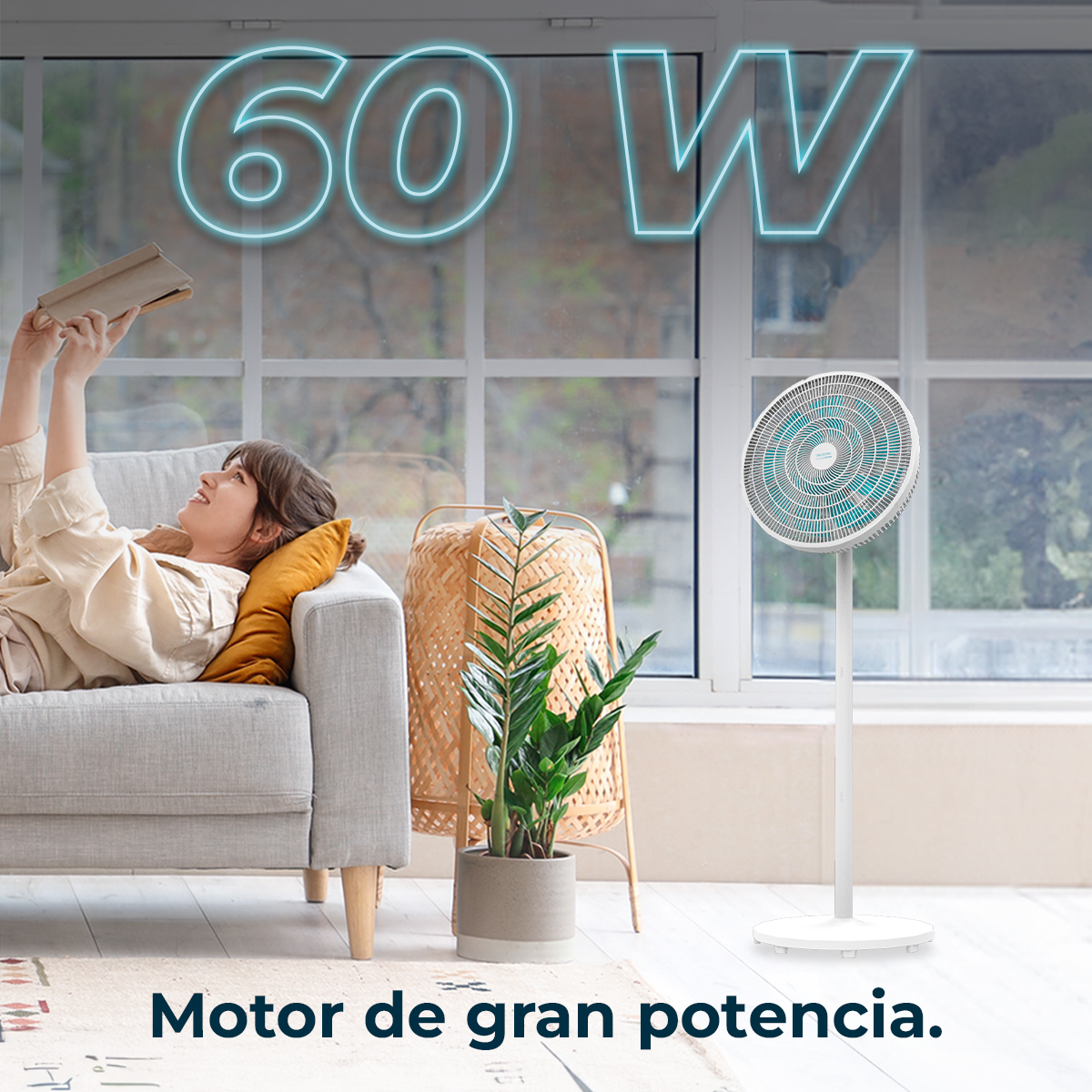 Una mujer lee en un sofá. Un ventilador está cerca de una ventana. Una planta está en una maceta. Texto: 'Motor de gran potencia'.