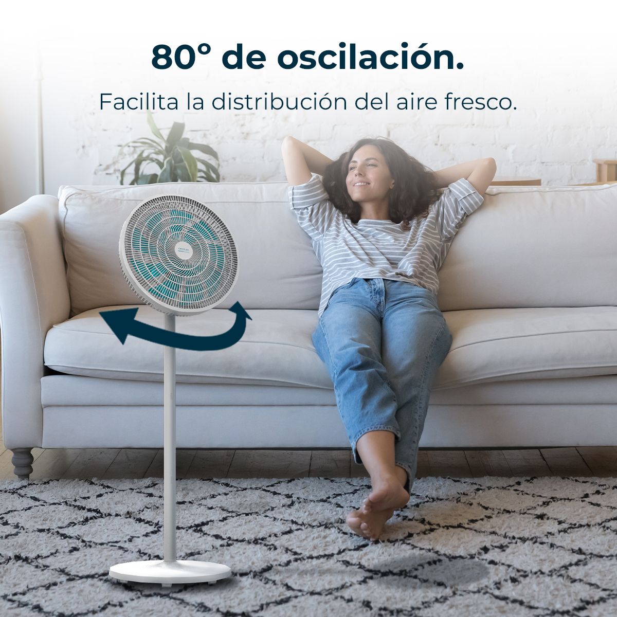 Mujer relajándose en un sofá con las manos en la cabeza, un ventilador delante. El texto indica oscilación de 80°.
