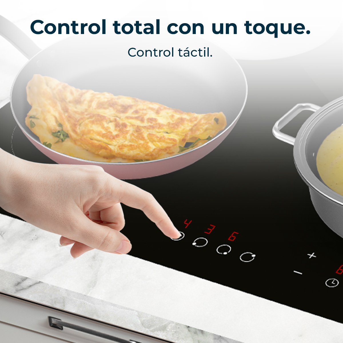 Una mano toca un control de vitrocerámica. Una sartén con tortilla a la izquierda. Olla con comida a la derecha.