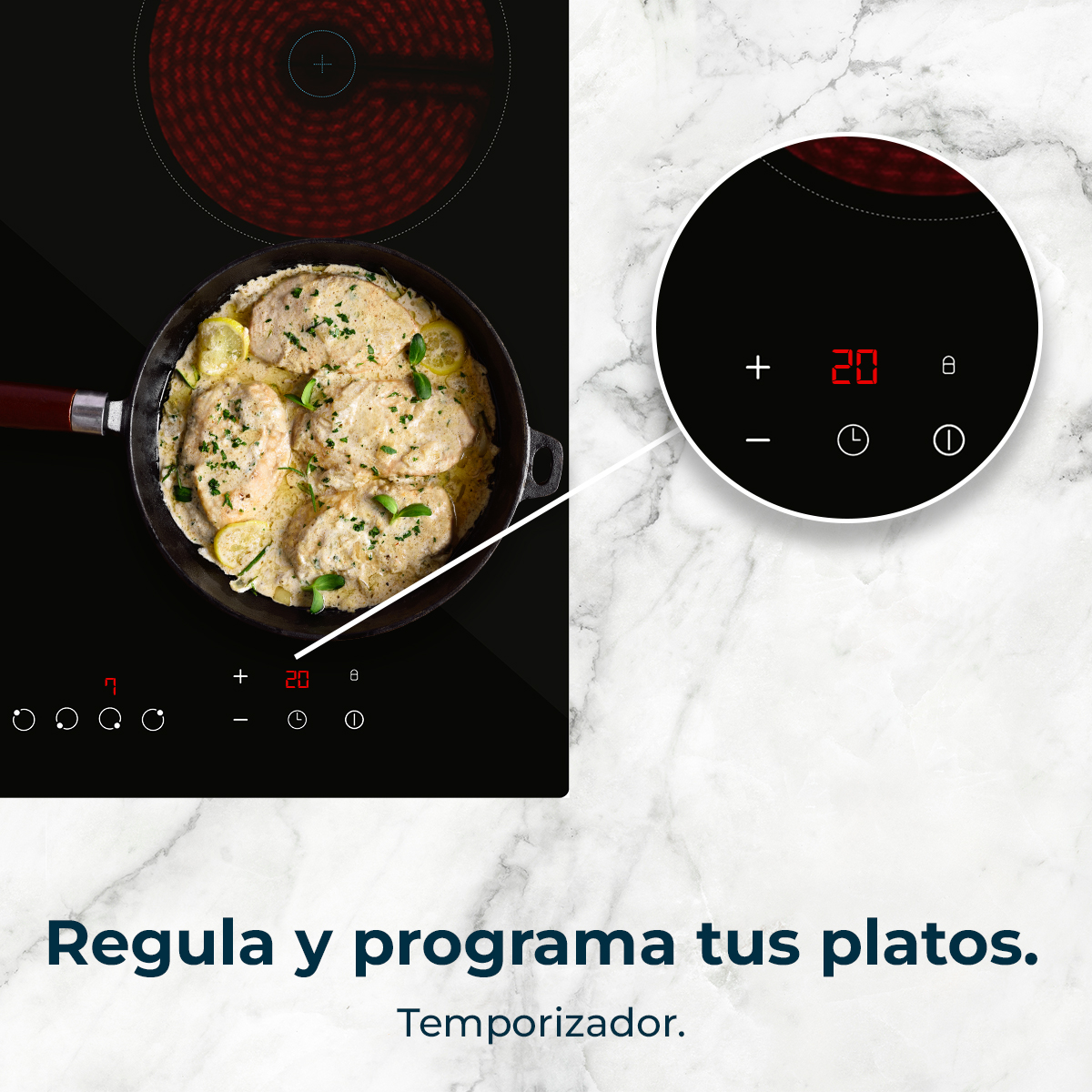 Una sartén con pollo en salsa sobre una vitrocerámica. La pantalla muestra 20 minutos. Fondo de mármol.