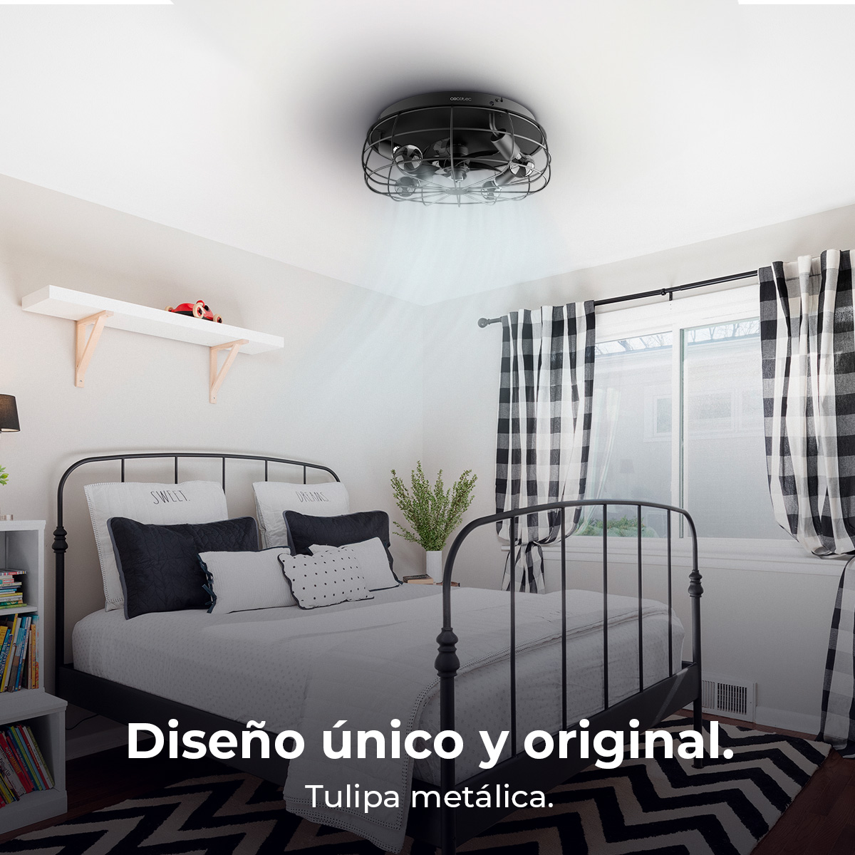 Sypialnia z czarnym metalowym łóżkiem, wentylatorem sufitowym i czarno-białymi kraciastymi zasłonami. Półka z zabawką samochodem.