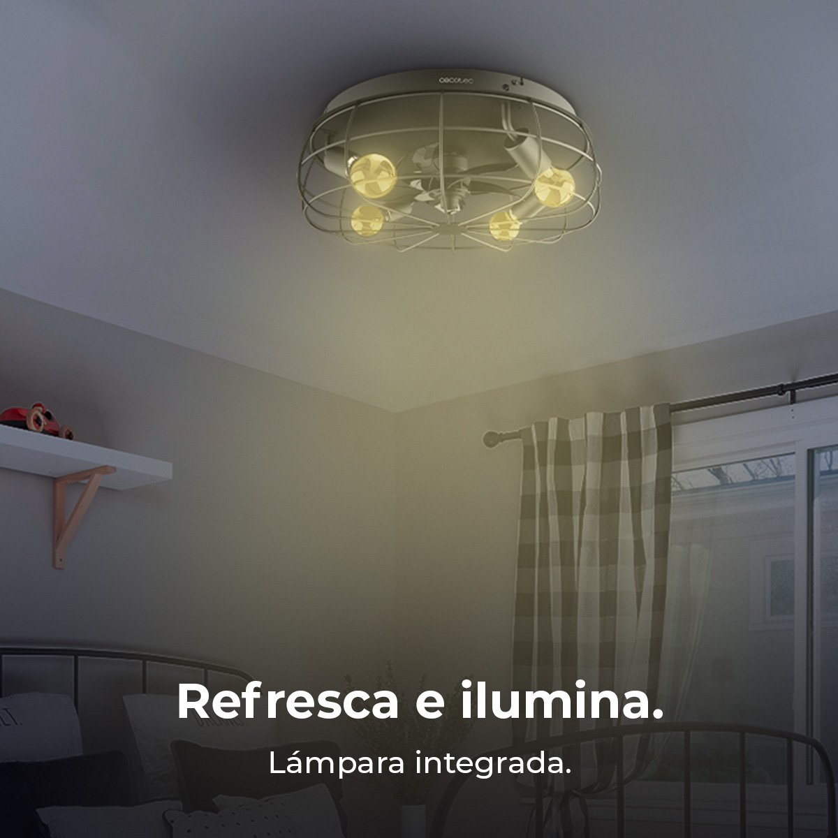 Wentylator sufitowy z oświetleniem w sypialni. Scena obejmuje łóżko, okno z zasłonami i półkę z zabawką samochodem.