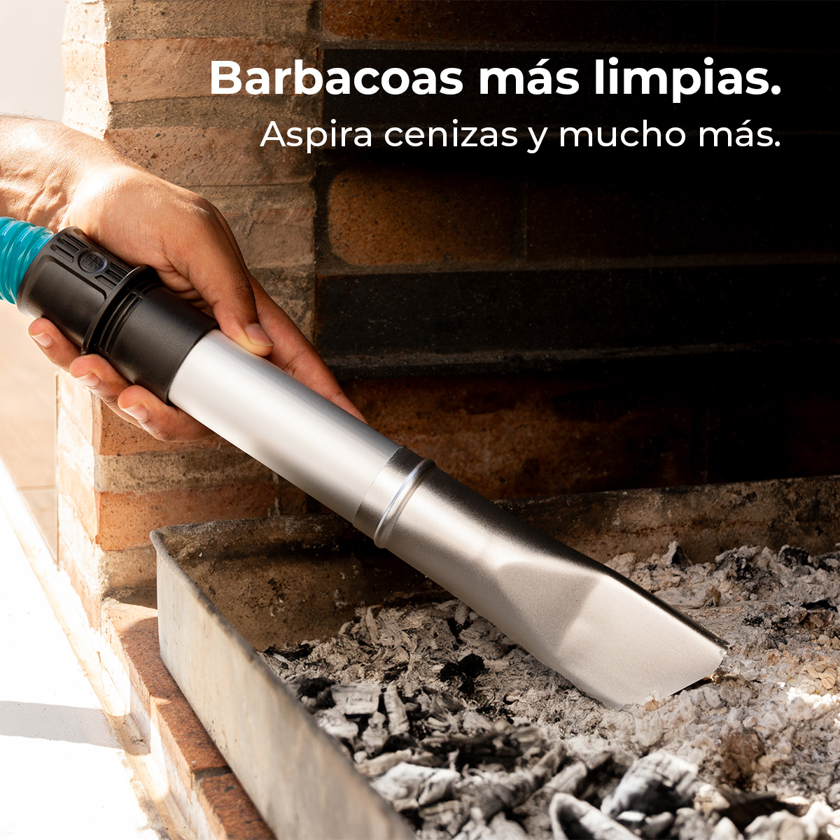 Una mano tiene un ugello d'aspirapolvere argentato sopra una griglia piena di cenere, pulendola. Il testo dice 'Griglie più pulite'.