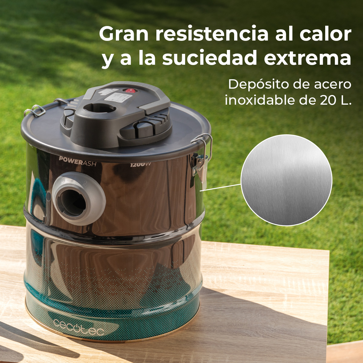 Un aspirapolvere Powerash in metallo su una superficie di legno. Lo sfondo è erba verde sfocata. Testo in spagnolo.