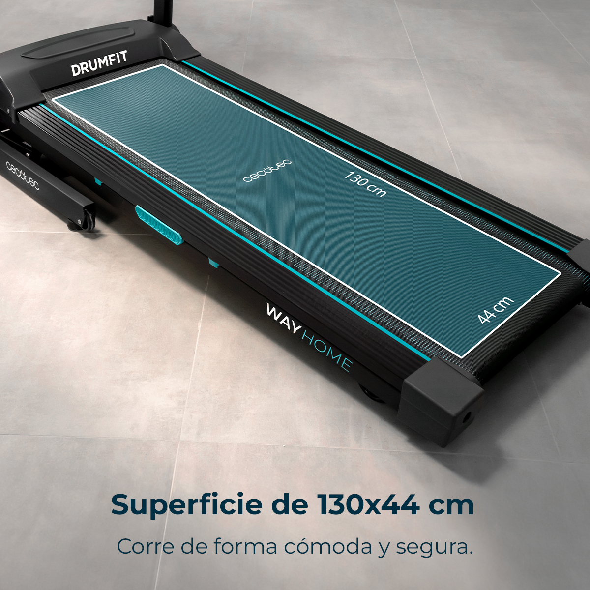 Bieżnia z czarną ramą i niebieską powierzchnią do biegania. Posiada nazwę marki i wymiary.