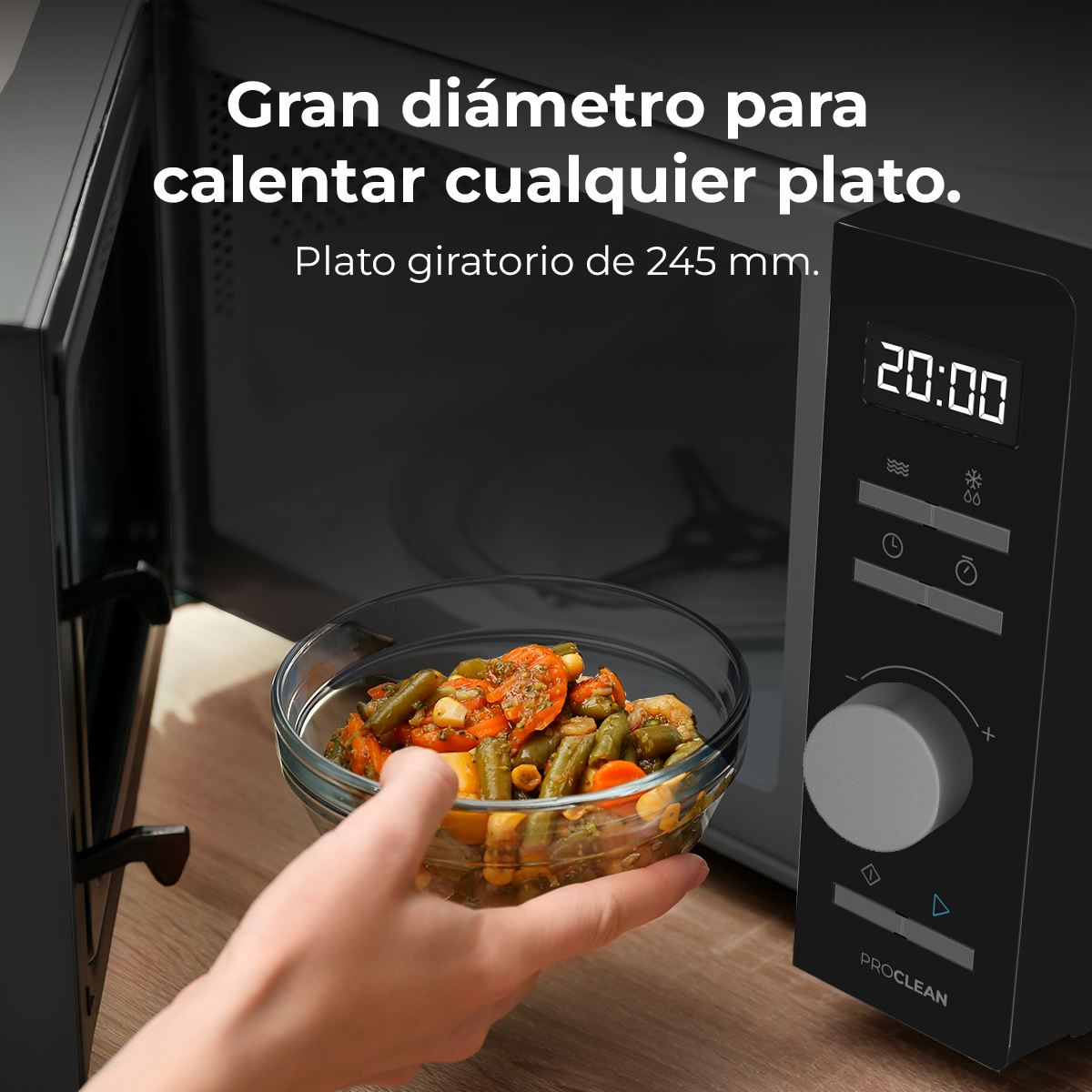 Una mano tiene una ciotola di cibo di fronte a un microonde. Il microonde è nero con un display dell'orologio digitale.