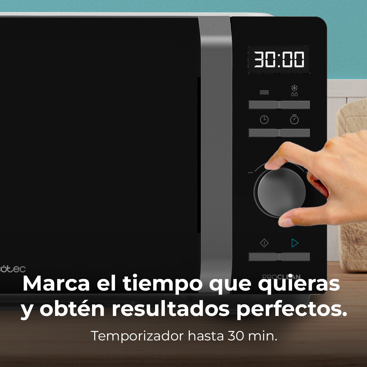 Una mano regola il timer del microonde su 30:00. Il microonde è nero con display digitale e pannello di controllo.