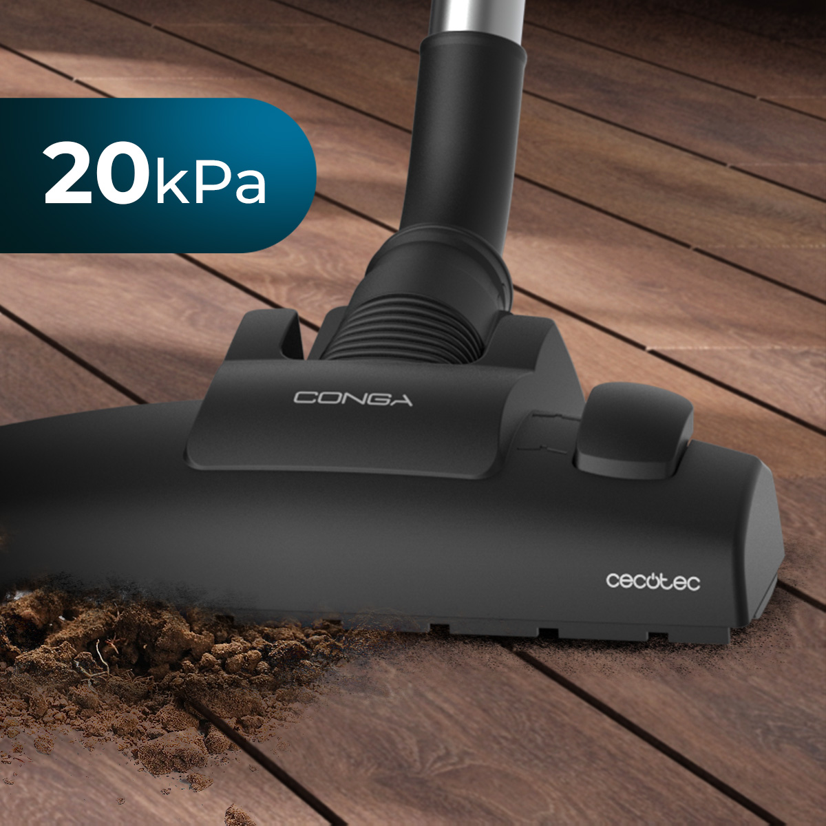 Un cabezal de aspiradora negro sobre suelo de madera, limpiando suciedad. La marca es Conga, Cecotec. A la izquierda está el texto 20 kPa.
