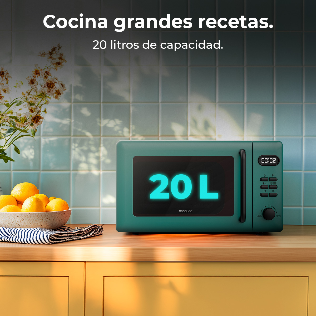 Un microonde verde acqua con '20 L' visualizzato. Una ciotola di limoni sul bancone. Testo in alto: 'Cucina, ottime ricette, 20 litri'.
