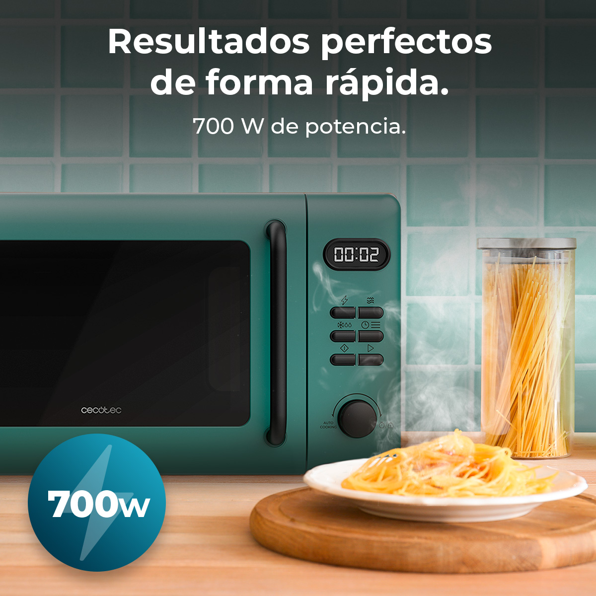 Un forno a microonde verde con un piatto di pasta. Sono presenti anche un barattolo di pasta e un tagliere. Il testo dice: Risultati perfetti velocemente.