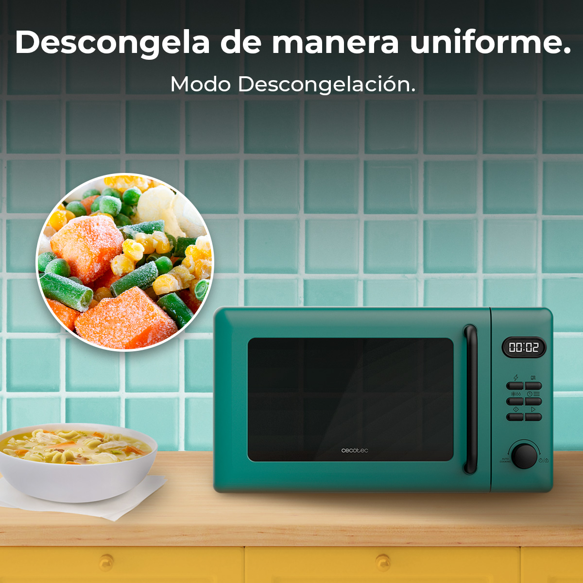 Un forno a microonde verde, una ciotola di zuppa e un piatto di verdure surgelate sono su un tavolo di legno. Lo sfondo è una parete piastrellata.