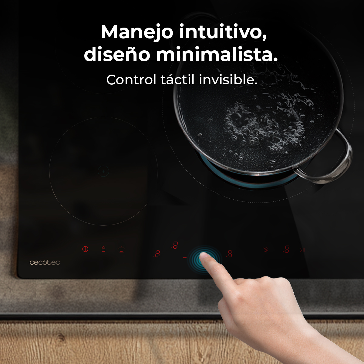 Dłoń dotyka panelu dotykowego czarnej płyty grzewczej. Garnek z wrzącą wodą stoi na płycie. Tekst: Intuicyjna obsługa, minimalistyczny design.