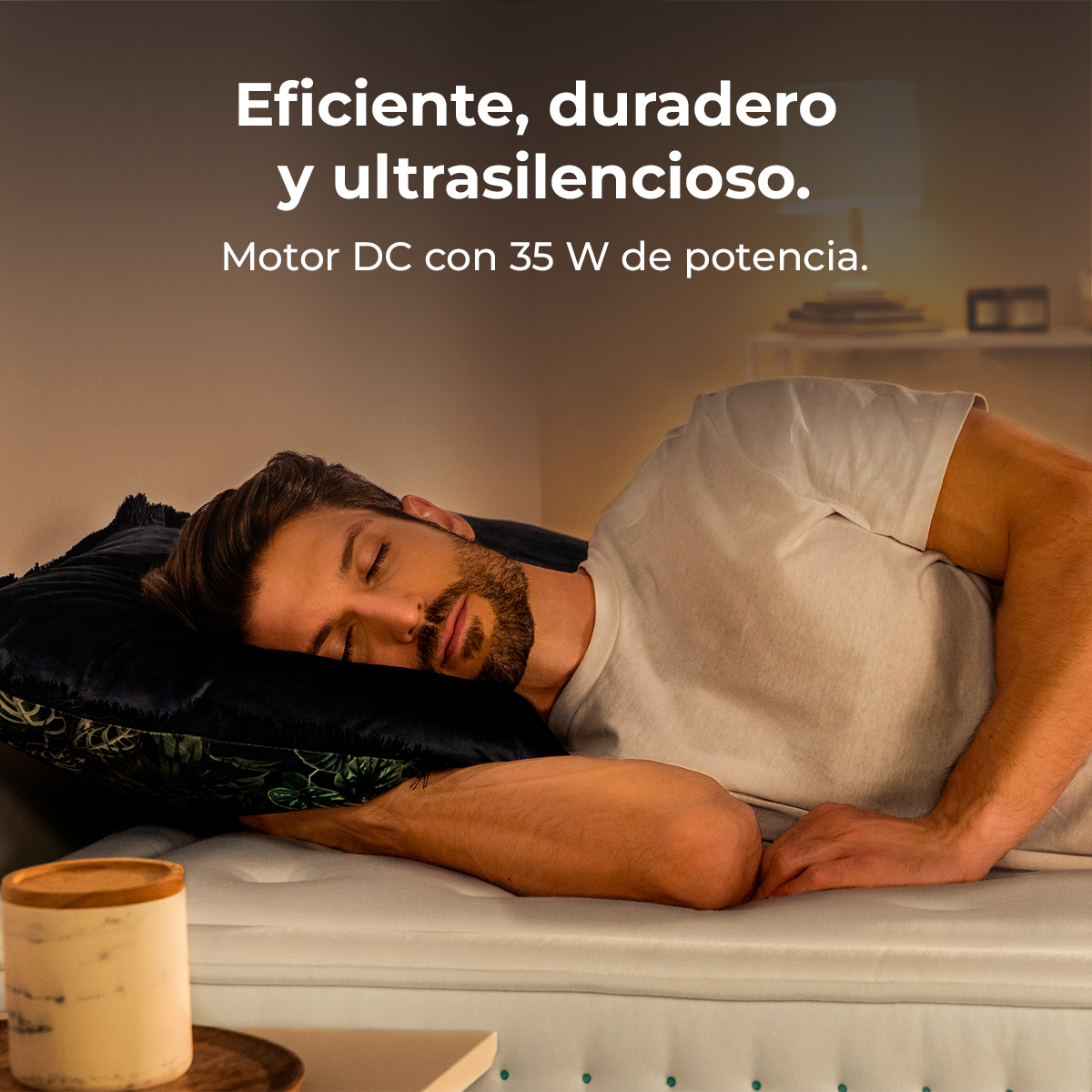 Man sleeping on a bed. He's wearing a white shirt and is on a pillow. Text in Spanish says efficient, durable and silent.