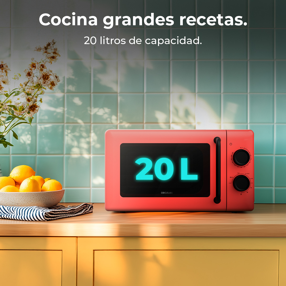Un forno a microonde rosso con display digitale che mostra '20 L' è su un bancone di legno. Limoni in una ciotola in primo piano.