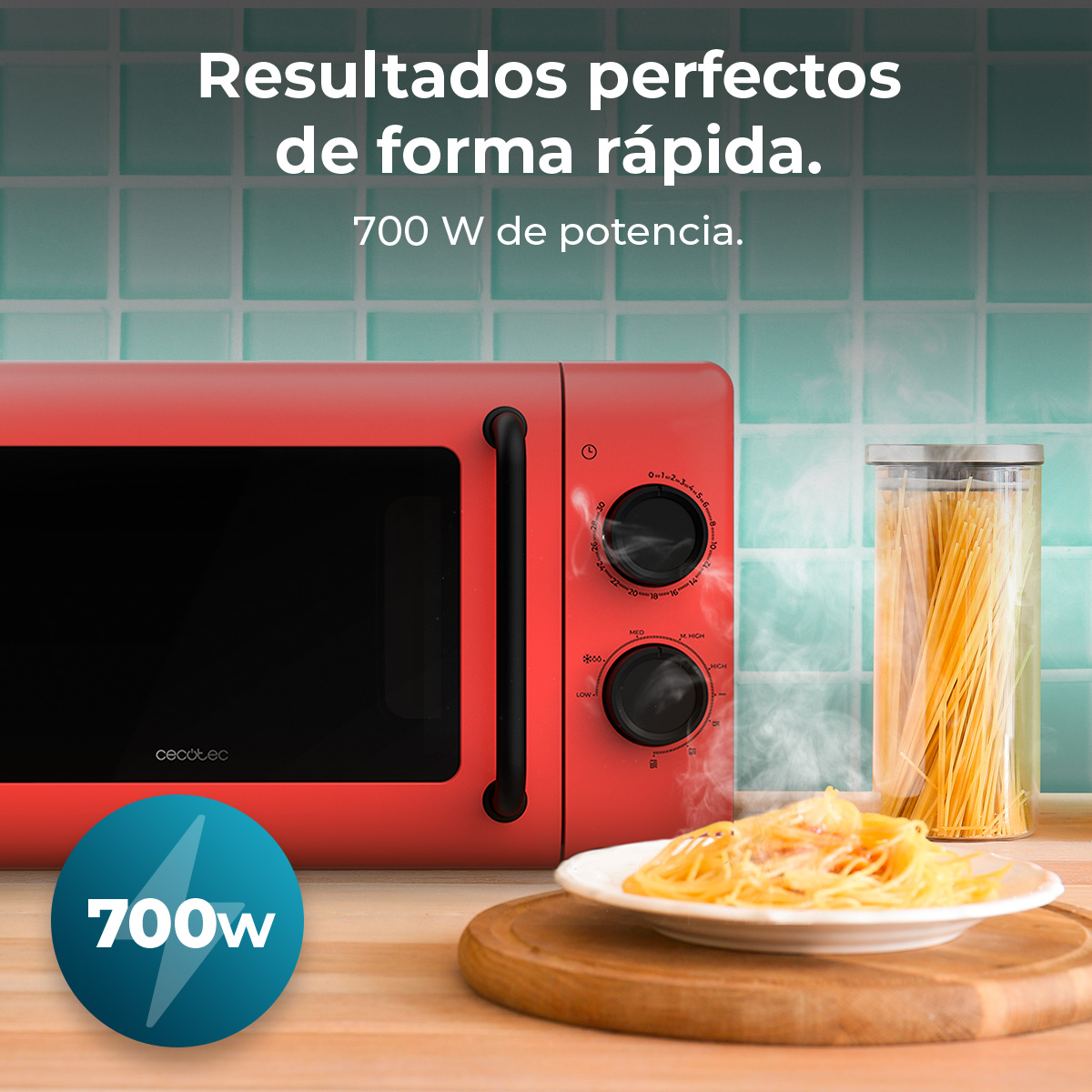 Un forno a microonde rosso con vapore, un piatto di pasta e un barattolo di spaghetti su una superficie di legno. Testo: '700 W'.