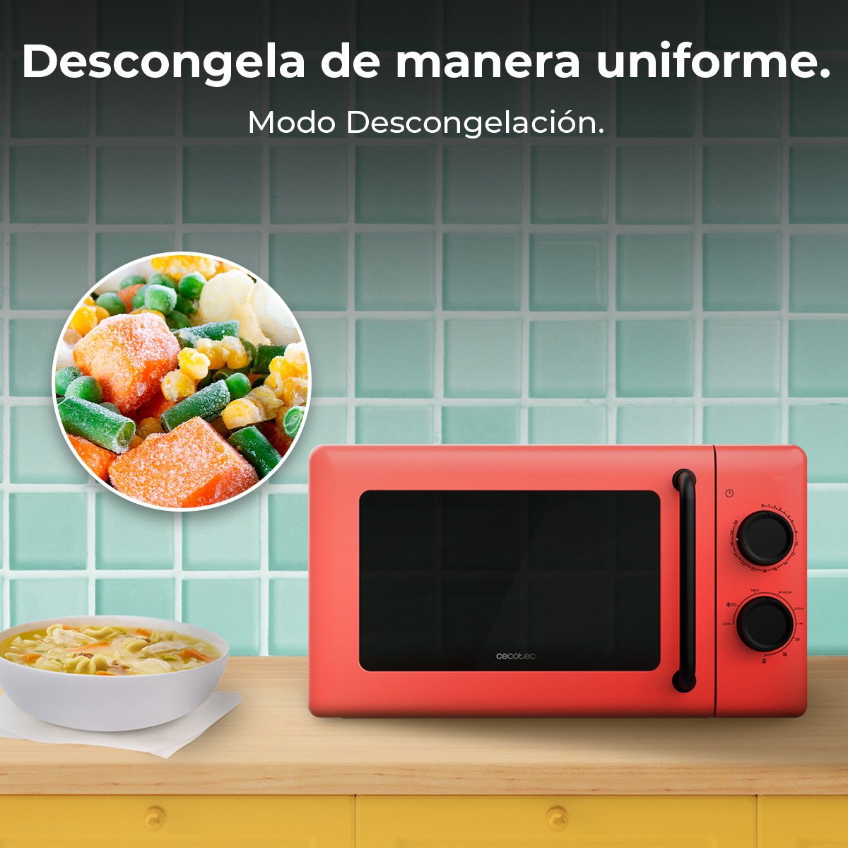 Microonde rosso su tavolo con zuppa e verdure surgelate. Testo: 'Scongelare uniformemente'.