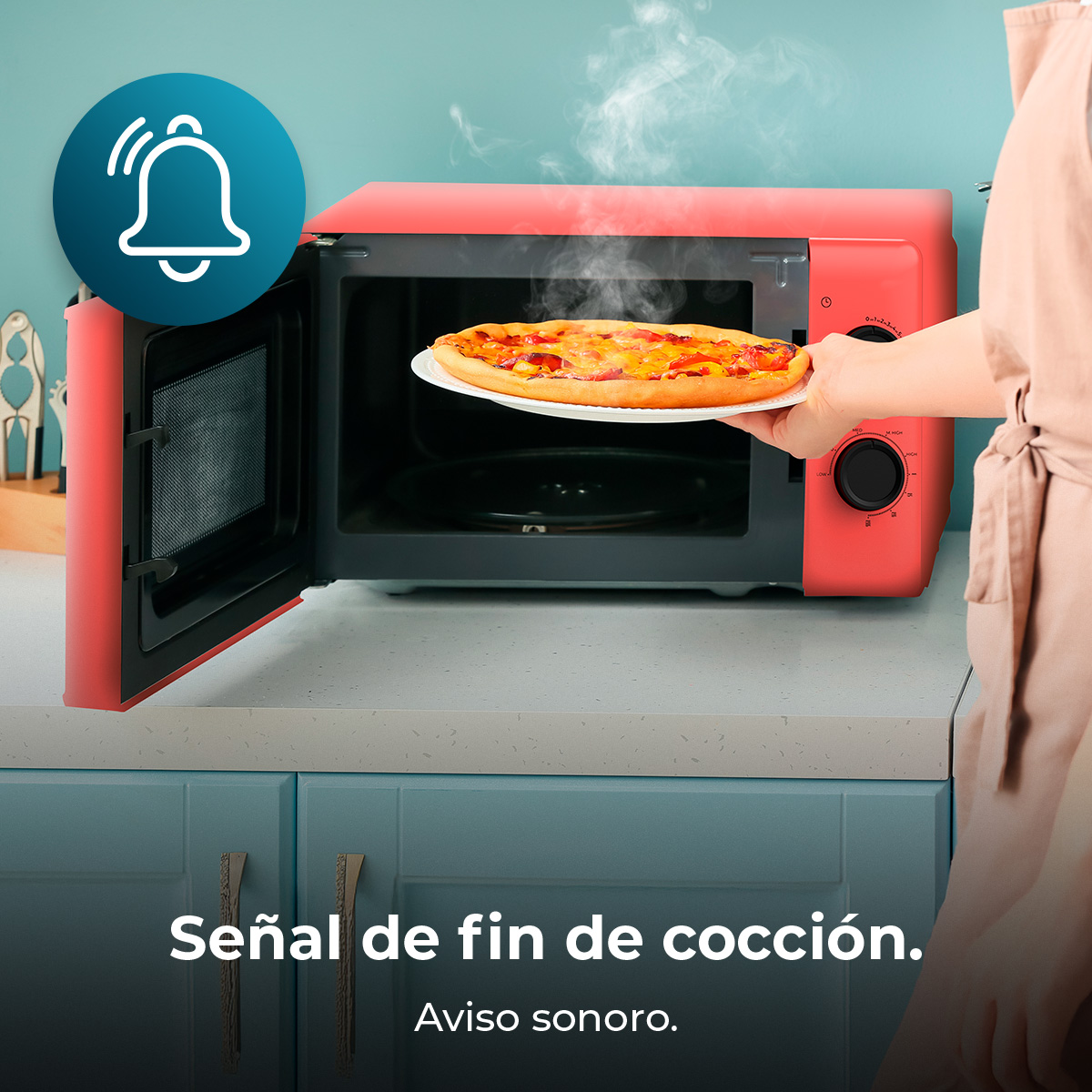 Un forno a microonde rosso con pizza dentro. Una mano tiene un piatto con la pizza. Un'icona a forma di campana in alto a sinistra.