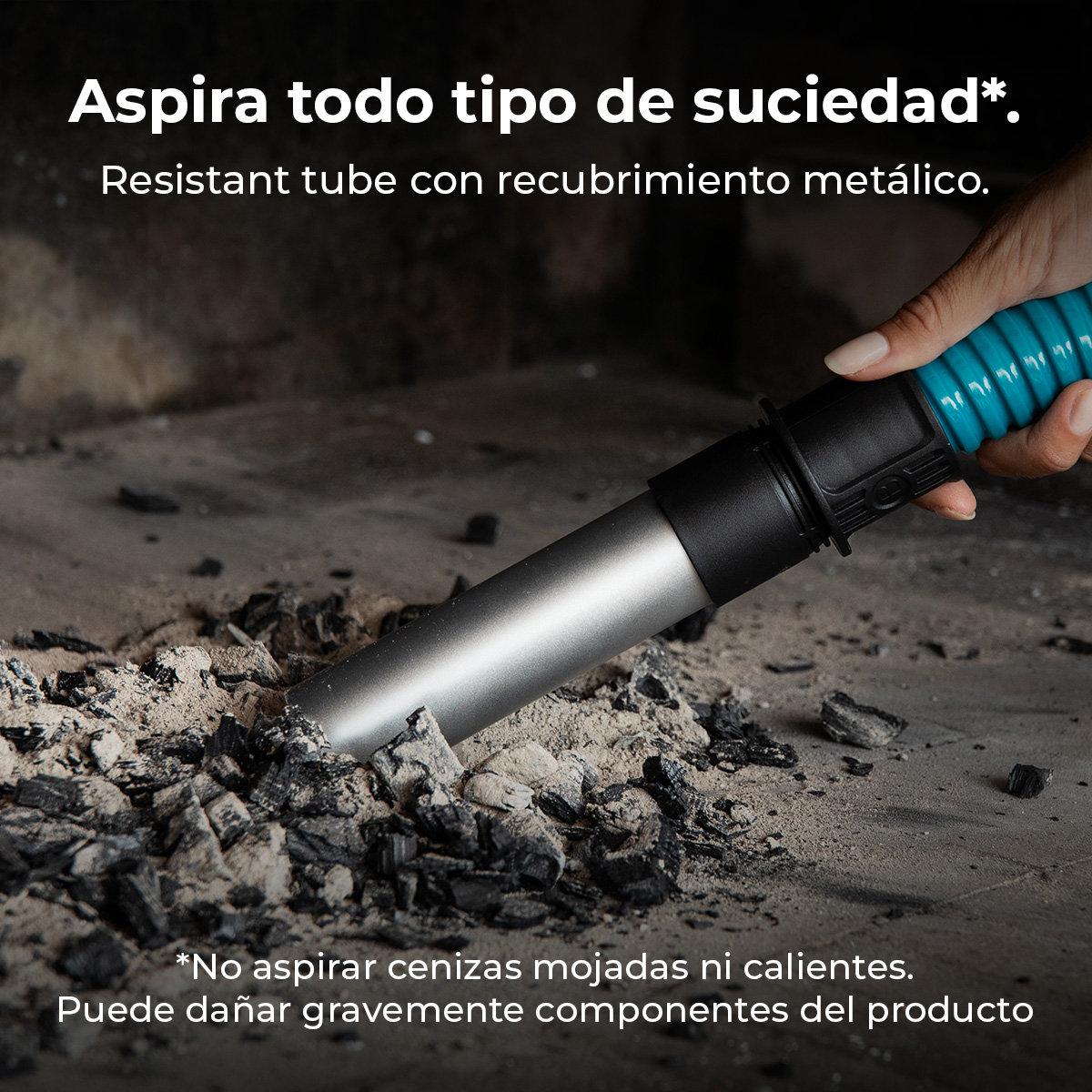 Un ugello per aspirapolvere aspira la cenere. Una mano tiene il tubo con manico blu. Il testo dice: Aspira tutti i tipi di sporco.