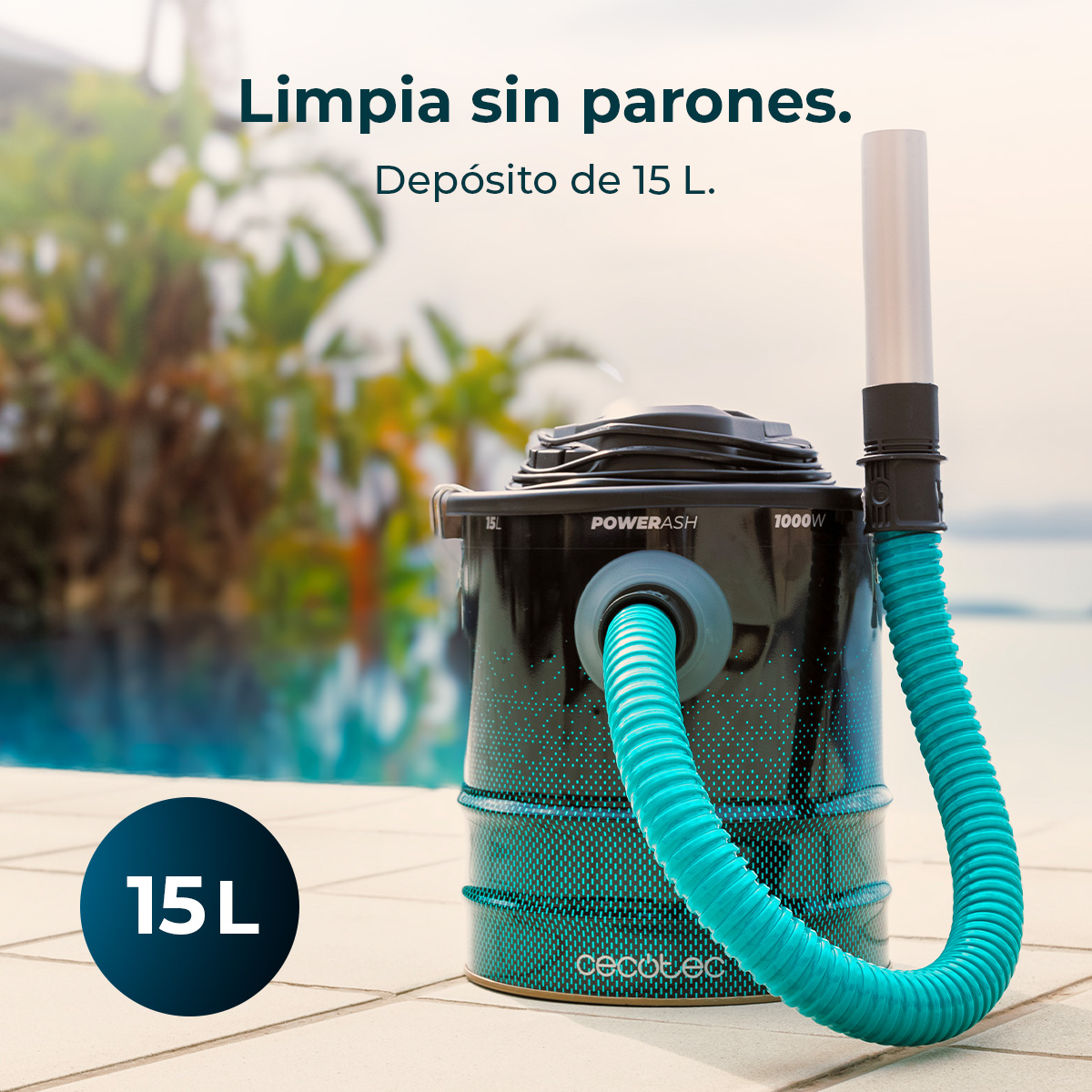 Aspirapolvere nero e verde acqua con tubo blu su un patio. Testo: 'Limpia sin parones. Depósito de 15 L.' Un cerchio dice '15 L'.