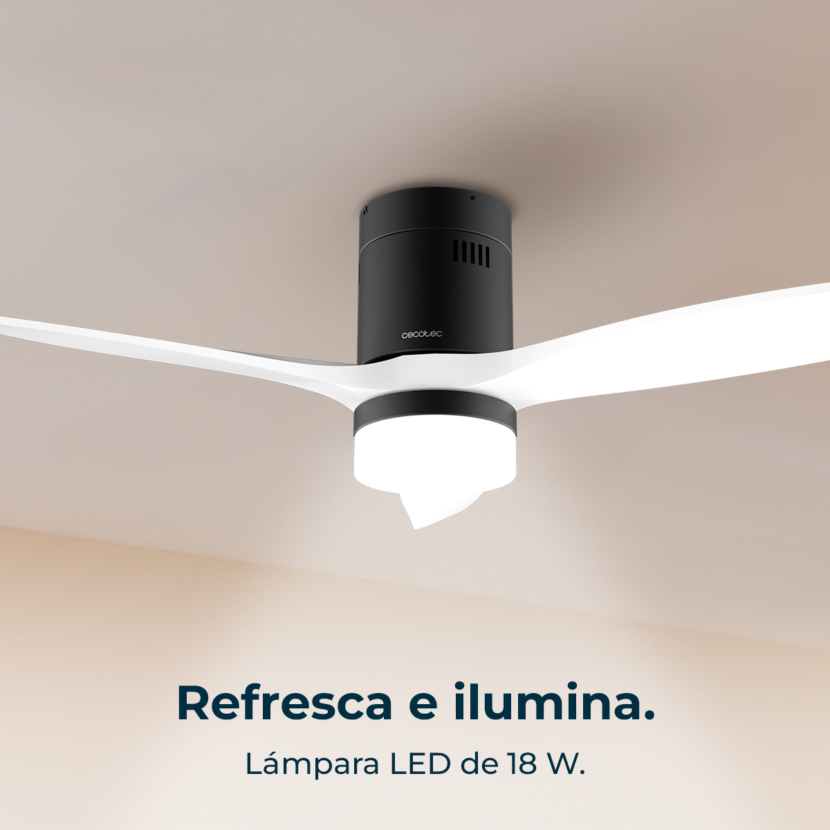 Ein Deckenventilator mit weißen Flügeln und einem schwarzen Motor. Unter dem Motor befindet sich ein helles LED-Licht. Text: Refresca e ilumina.