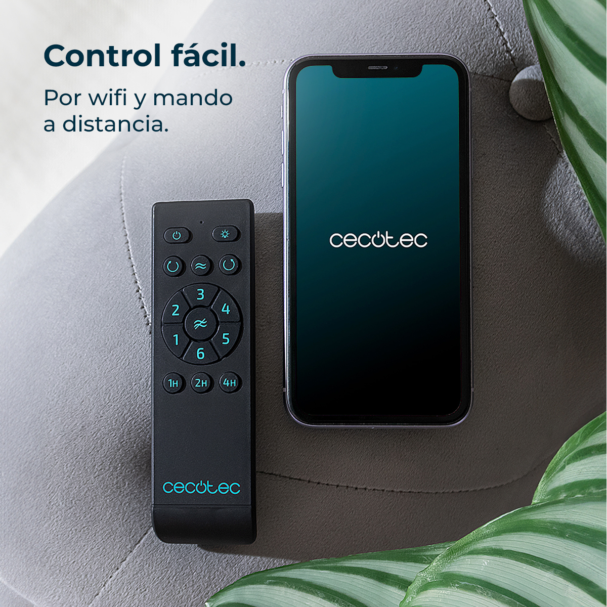 Telecomando nero e smartphone con logo su superficie grigia. Pianta verde sullo sfondo. Testo: Control fácil. Por wifi y mando a distancia.