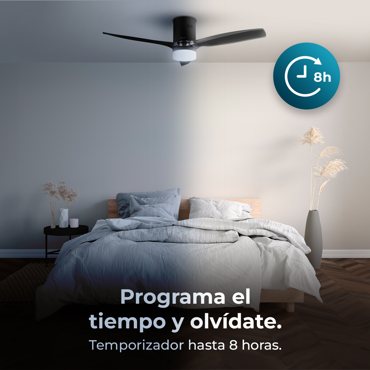 Una camera da letto mostra un ventilatore a soffitto, un letto e del testo. Il testo recita: 'Programma il tempo e dimentica. Timer fino a 8 ore.'