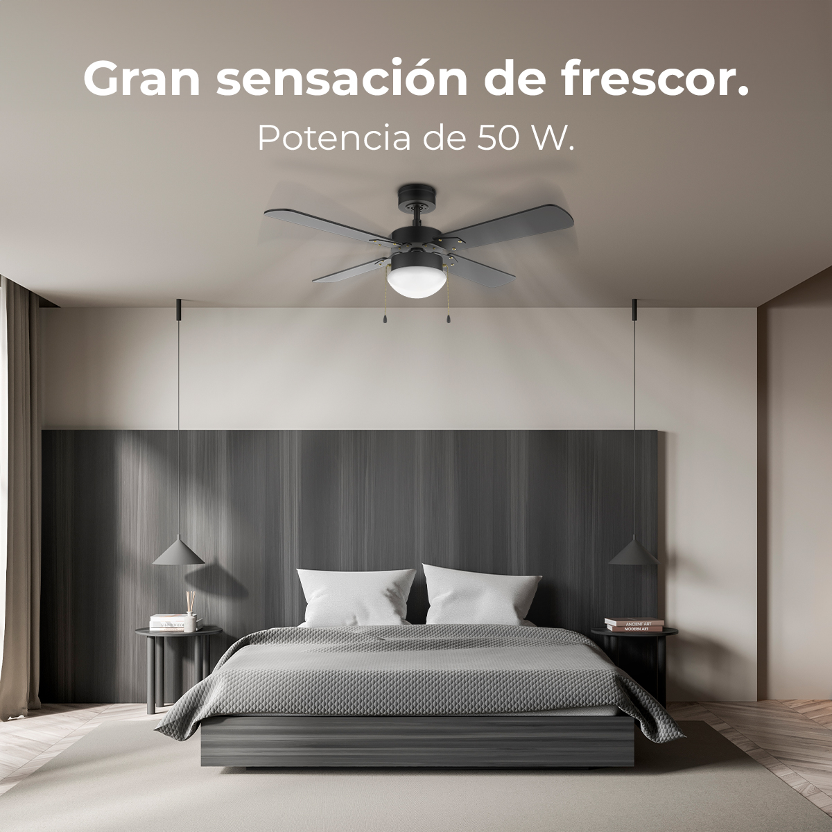 Camera da letto con letto, due cuscini e una coperta grigia. Un ventilatore a soffitto sopra il letto. Due comodini con lampade.