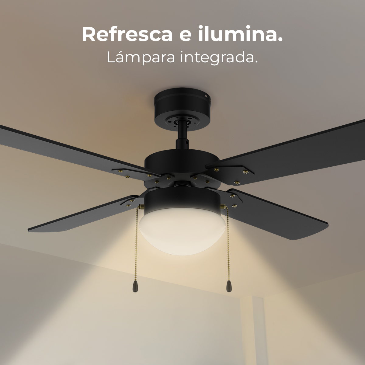 Un ventilatore da soffitto nero con un apparecchio di illuminazione. Il ventilatore ha quattro pale ed è montato su un soffitto bianco. Testo sopra.