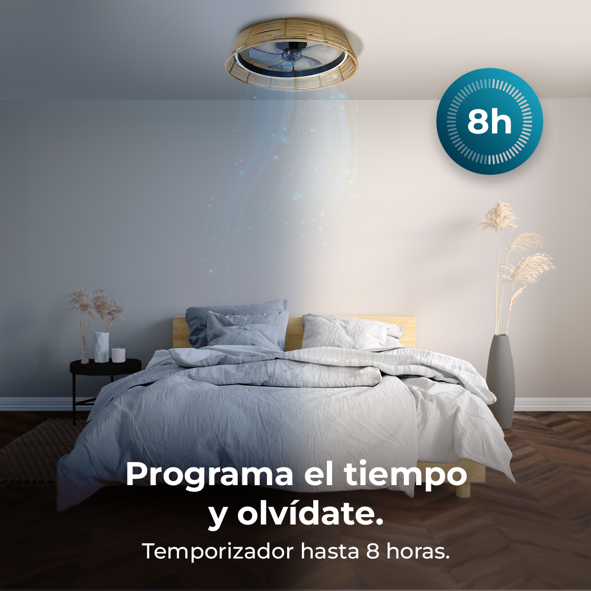 Ein Schlafzimmer mit Bett, Deckenventilator und Timer-Symbol. Text: Stelle die Zeit ein und vergiss es. Timer bis zu 8 Stunden.