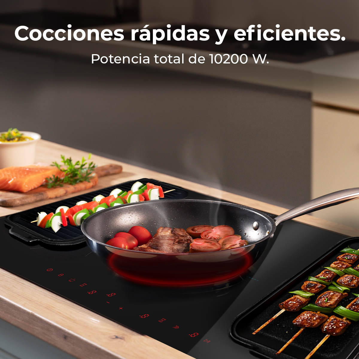 Nowoczesna czarna płyta grzewcza z patelnią z mięsem i pomidorami, szaszłykami warzywnymi i grillem z kebabami, z tekstem u góry.