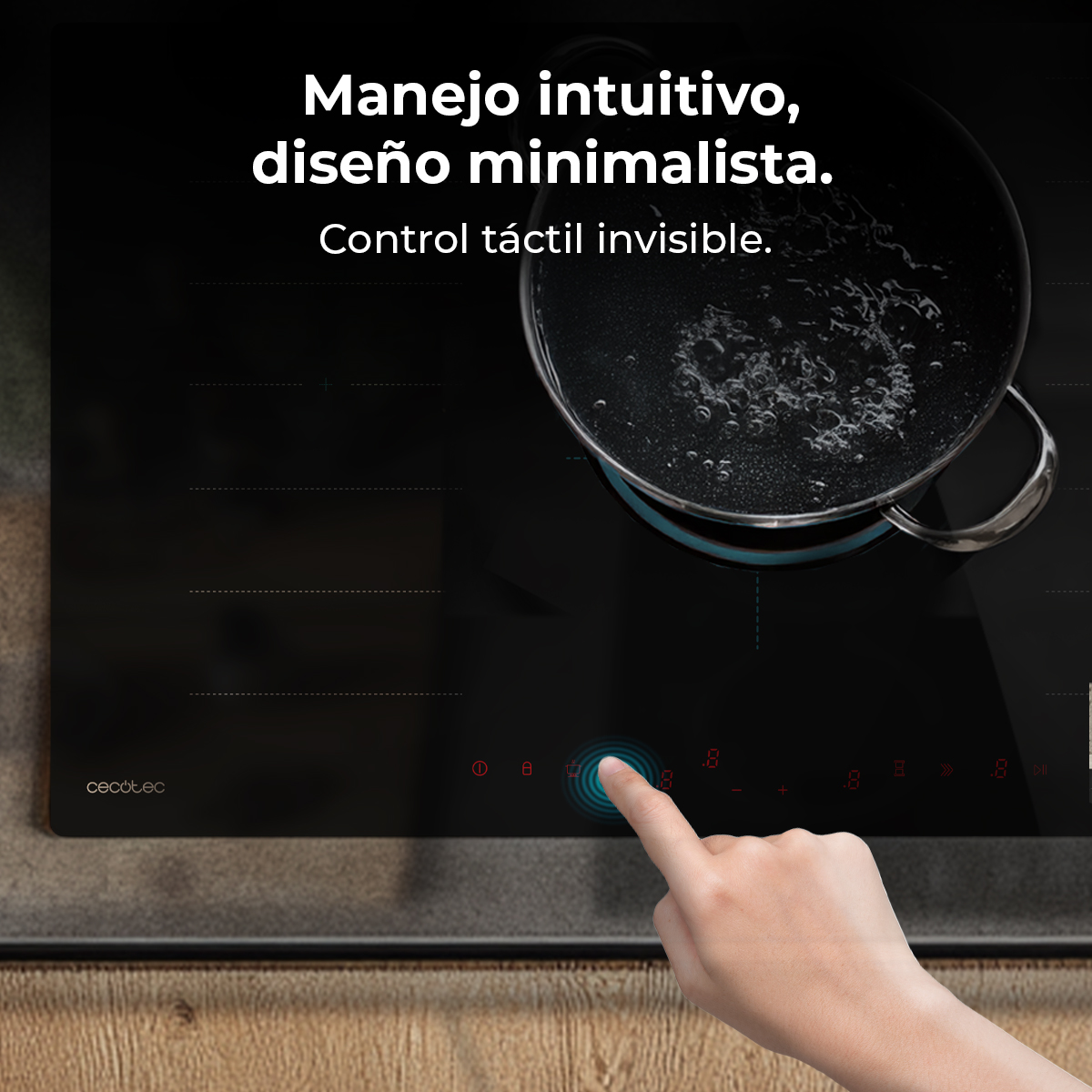 Dłoń dotykająca czarnej płyty grzewczej z garnkiem wrzącej wody. Tekst: intuicyjna obsługa, minimalistyczny design, niewidoczna kontrola dotykowa.