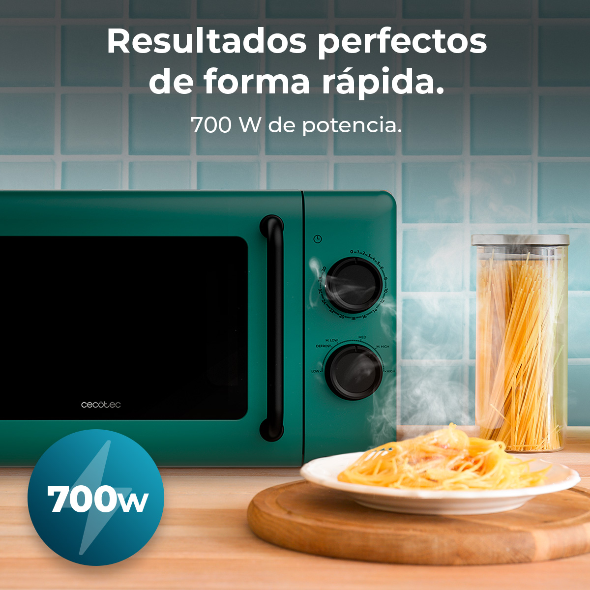 Eine grüne Mikrowelle mit Pasta auf einem Teller, einem Glas Pasta und einem 700-W-Logo.