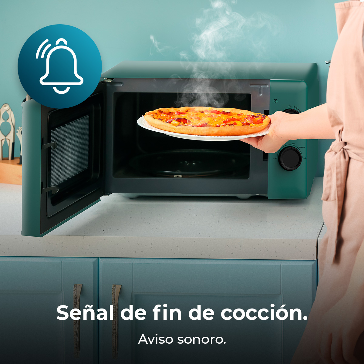 Eine Pizza wird aus einer türkisfarbenen Mikrowelle genommen. Dampf steigt auf. Eine Benachrichtigungsglocke befindet sich oben links.