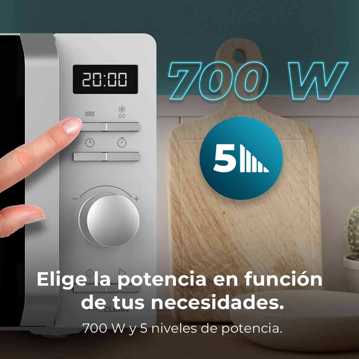 Una mano toca un botón del microondas. La pantalla muestra 20:00. El texto dice '700W' y '5 niveles de potencia'.