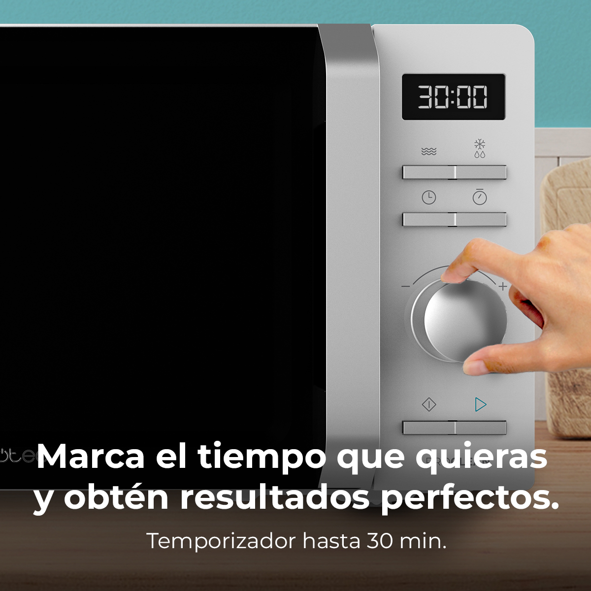 Una mano gira el dial del microondas a 30:00. El microondas es plateado, con una puerta negra. El texto dice: 'Establecer el tiempo'.
