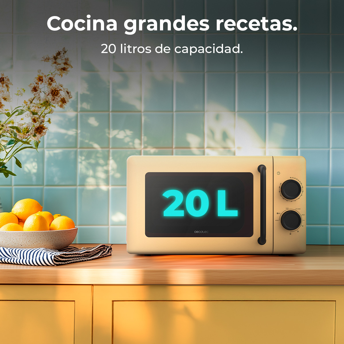 Un microonde beige con '20 L' visualizzato. Una ciotola di limoni su un ripiano in legno. Piastrelle blu sullo sfondo.
