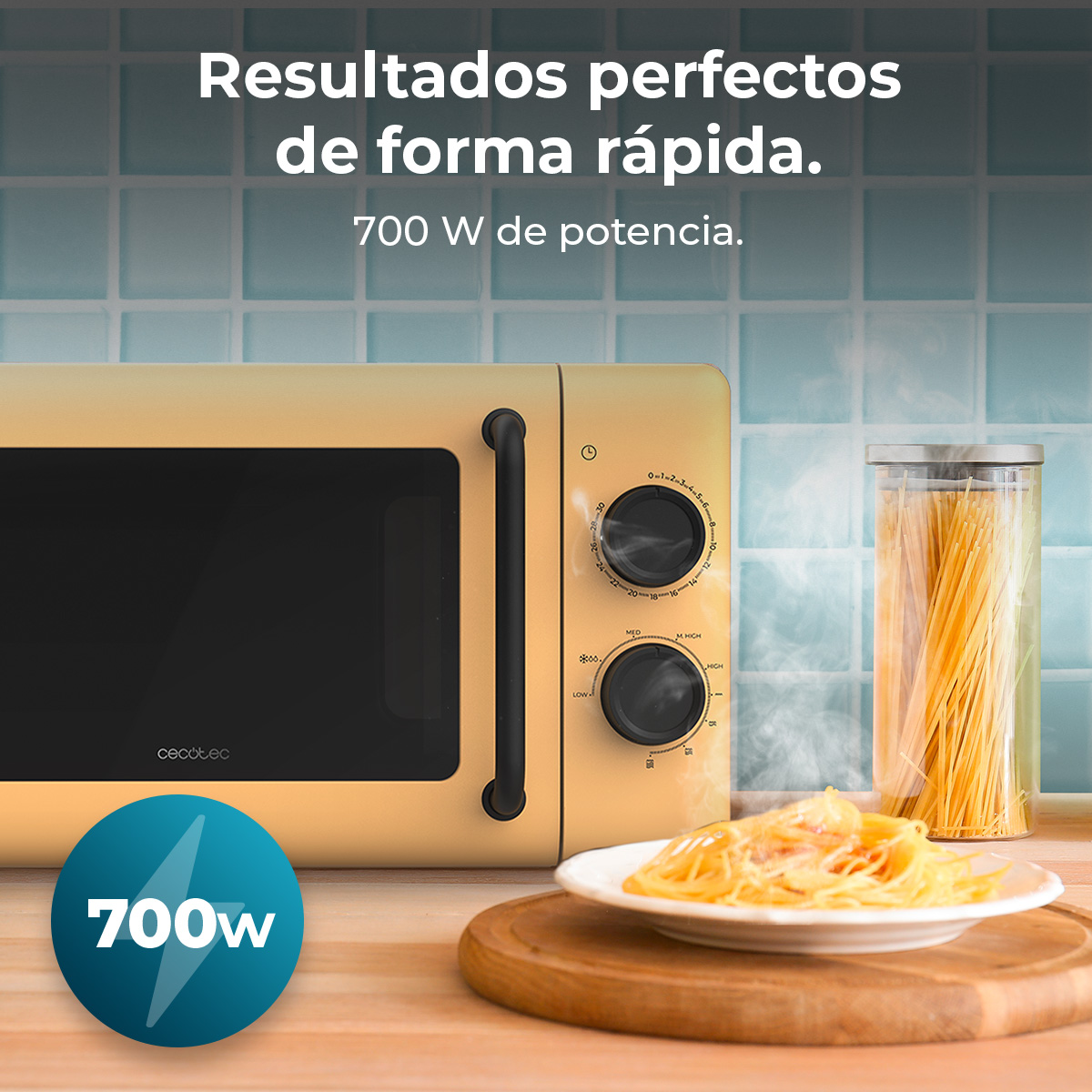 Microonde con pasta e ingredienti. Un piatto di pasta su un tagliere di legno. Un barattolo di spaghetti.