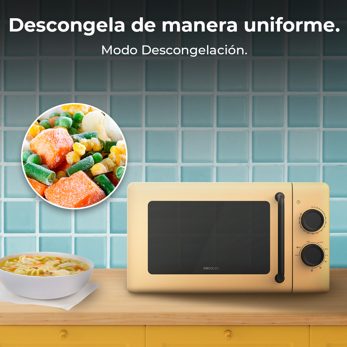 Un forno a microonde beige su una superficie di legno. A sinistra una ciotola di zuppa e un piatto di verdure surgelate. Sfondo blu piastrellato.