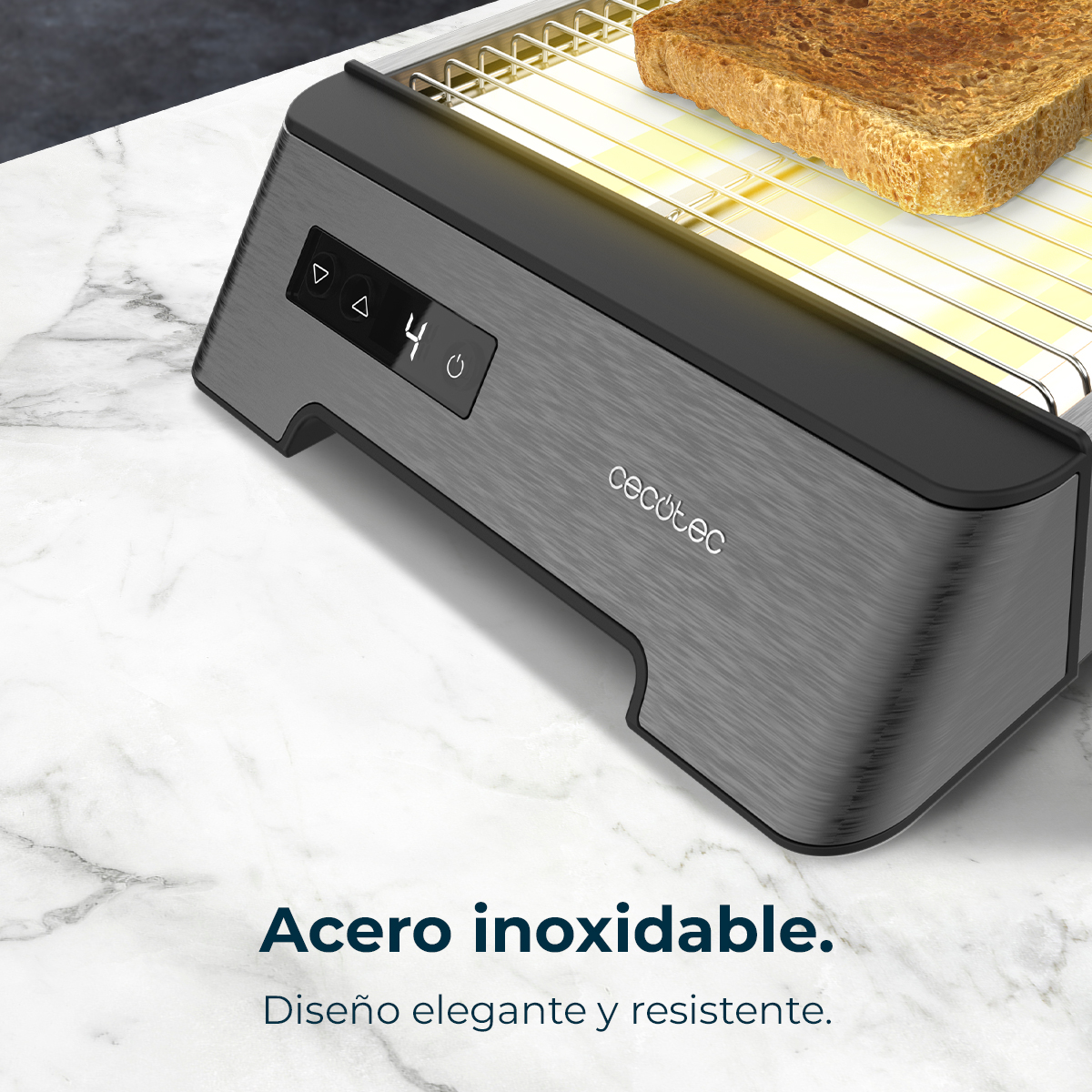 Un tostapane grigio in acciaio inossidabile con una fetta di pane tostato sopra. Il tostapane è su una superficie di marmo. Il marchio è visibile.
