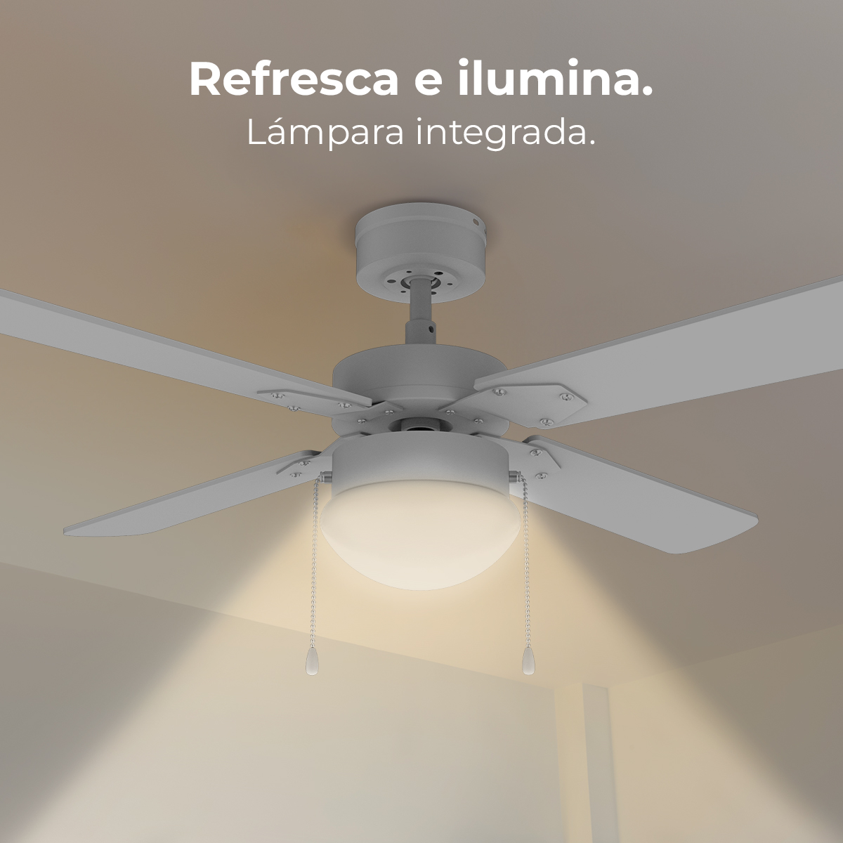 È mostrato un ventilatore da soffitto bianco con luce integrata. Le pale sono aperte e la luce è accesa.