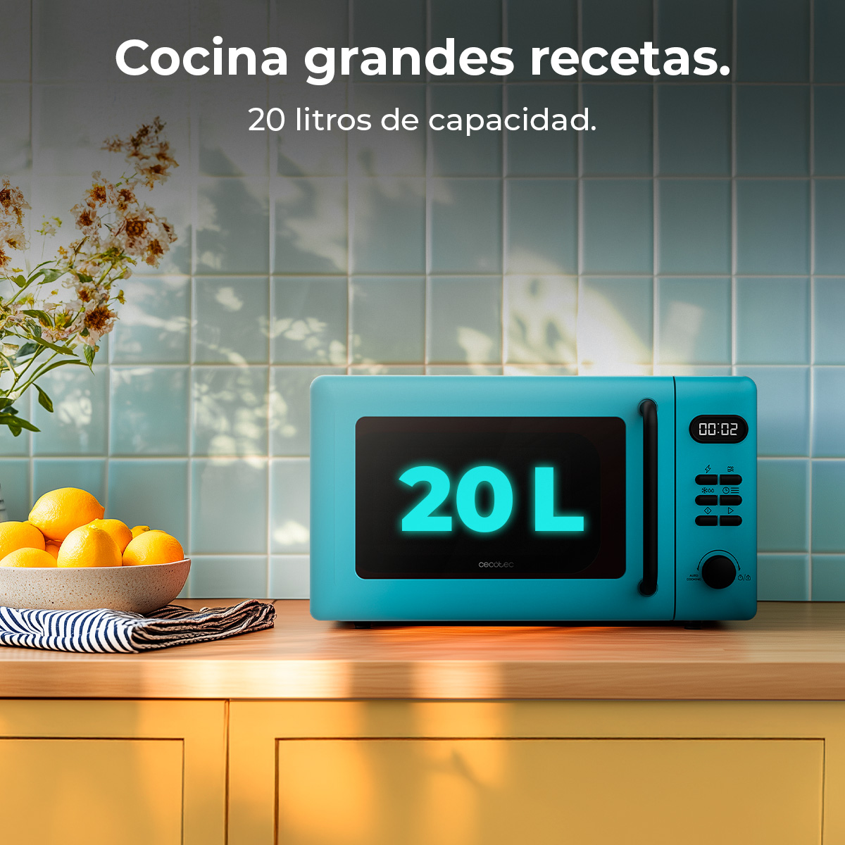 Un horno microondas turquesa con pantalla digital que muestra '20 L'. Limones en un cuenco sobre una superficie de madera. Texto: Cocina grandes recetas.