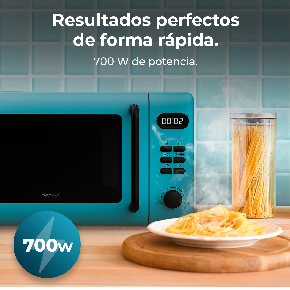 Un microondas turquesa con un plato de pasta, un tarro de espaguetis y una insignia de 700w sobre una superficie de madera.