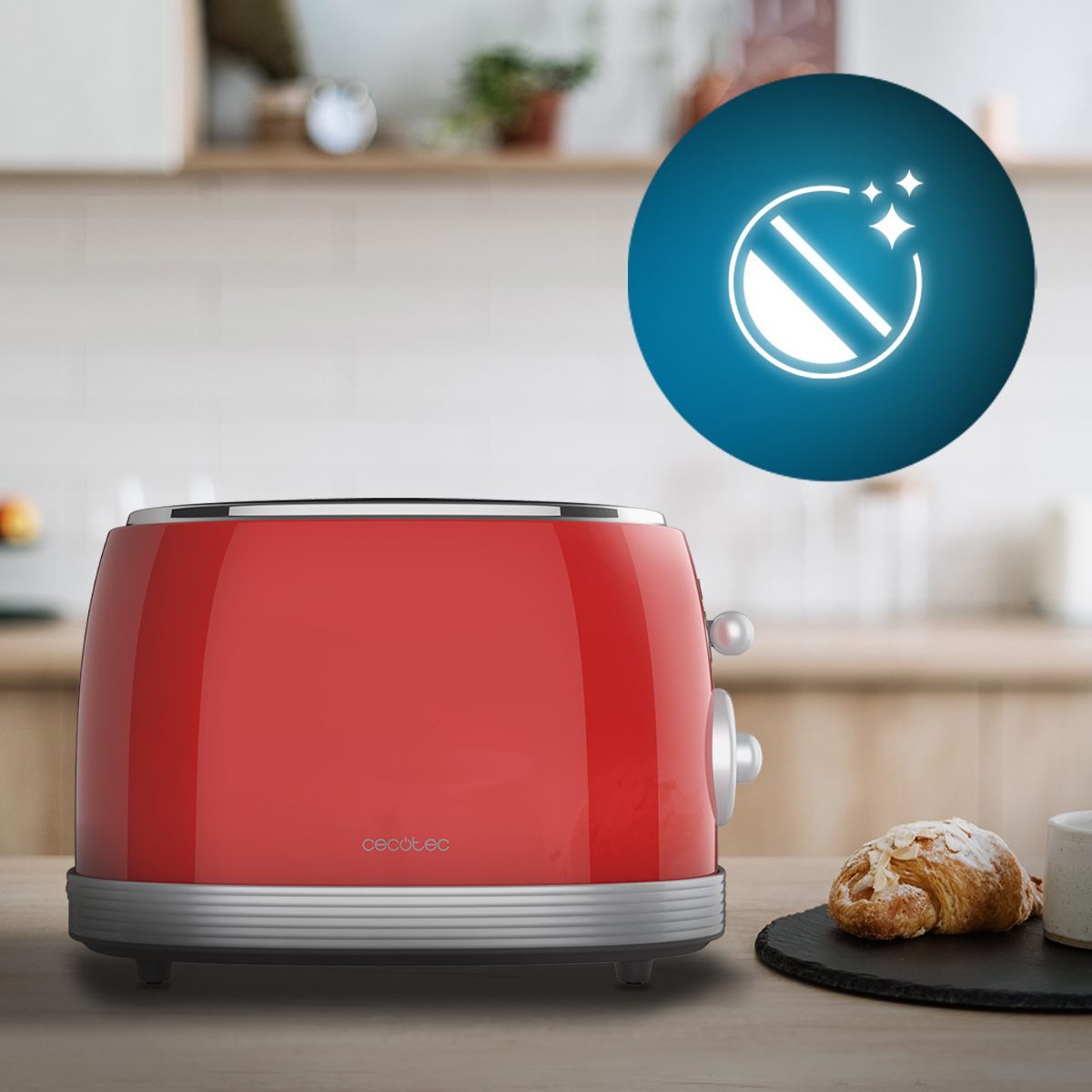 Una tostadora roja sobre una mesa. Un cruasán y una taza de café en un plato negro. Un círculo azul muestra un icono de limpieza.