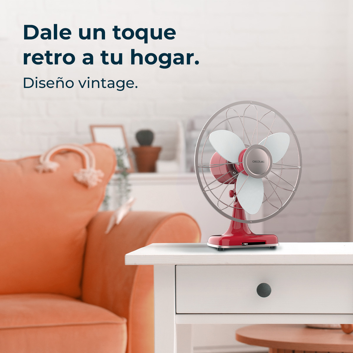 Un ventilador vintage rojo y plateado sobre una mesa blanca. Un sofá naranja al fondo. El texto dice: 'Dale un toque retro a tu hogar'.