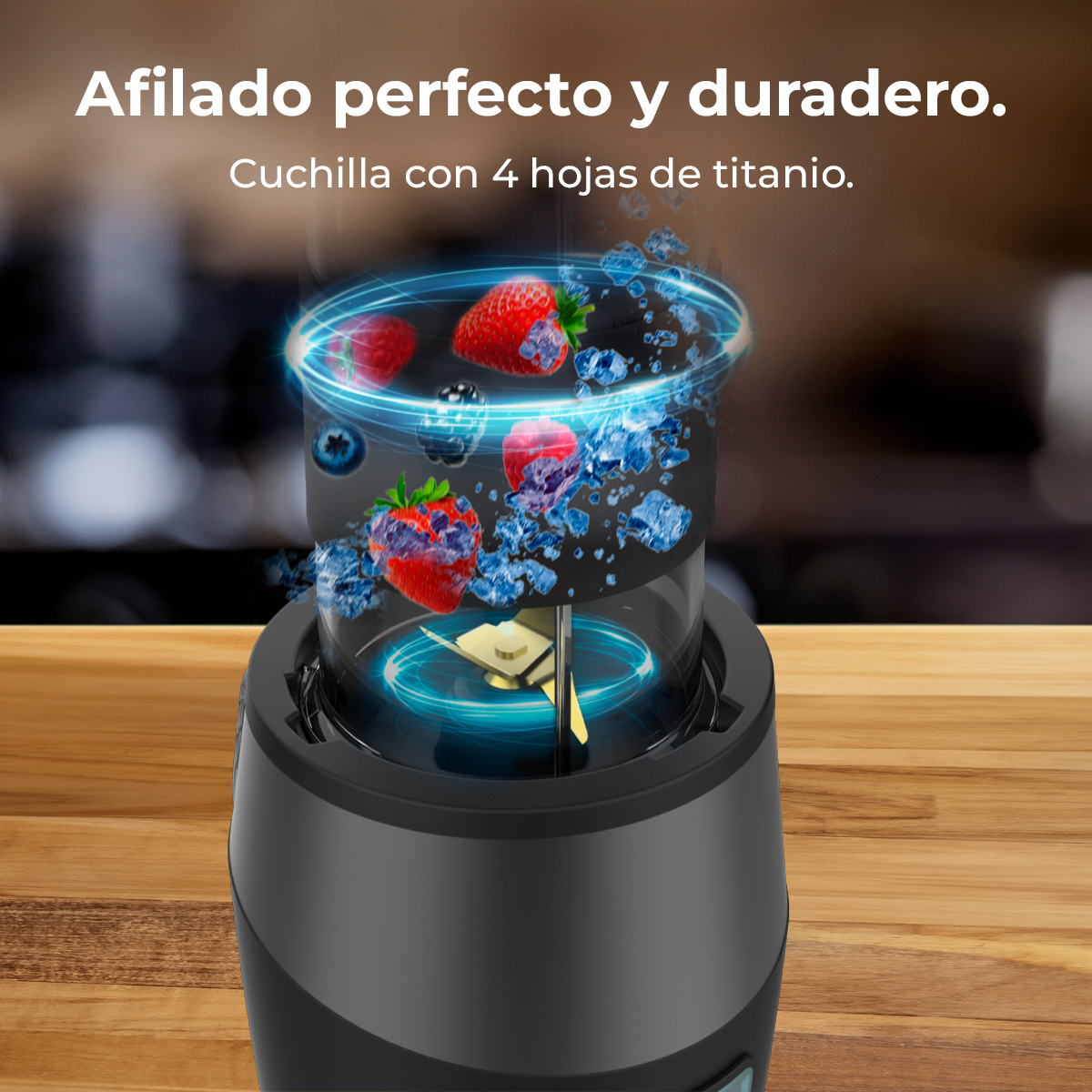 Una licuadora con fruta dentro. La imagen muestra fresas, arándanos y moras, con base negra y superficie de madera.