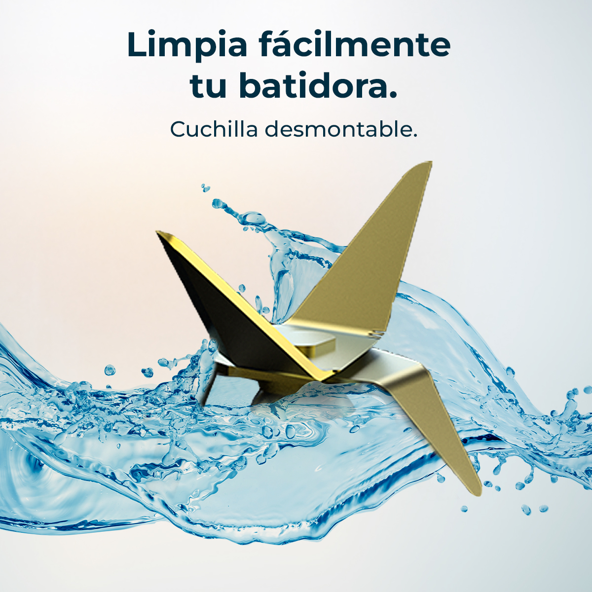 Una cuchilla de licuadora con salpicaduras de agua. El texto dice: Limpia fácilmente tu batidora. Cuchilla desmontable.