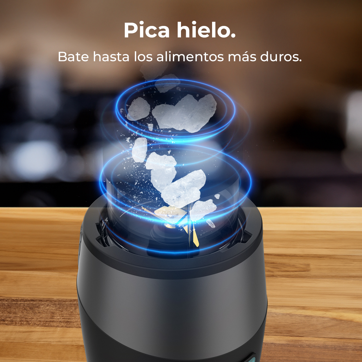 Una licuadora tritura hielo. Cubitos de hielo dentro de la licuadora. El texto dice 'Pica hielo' y 'Bate hasta los alimentos más duros'.