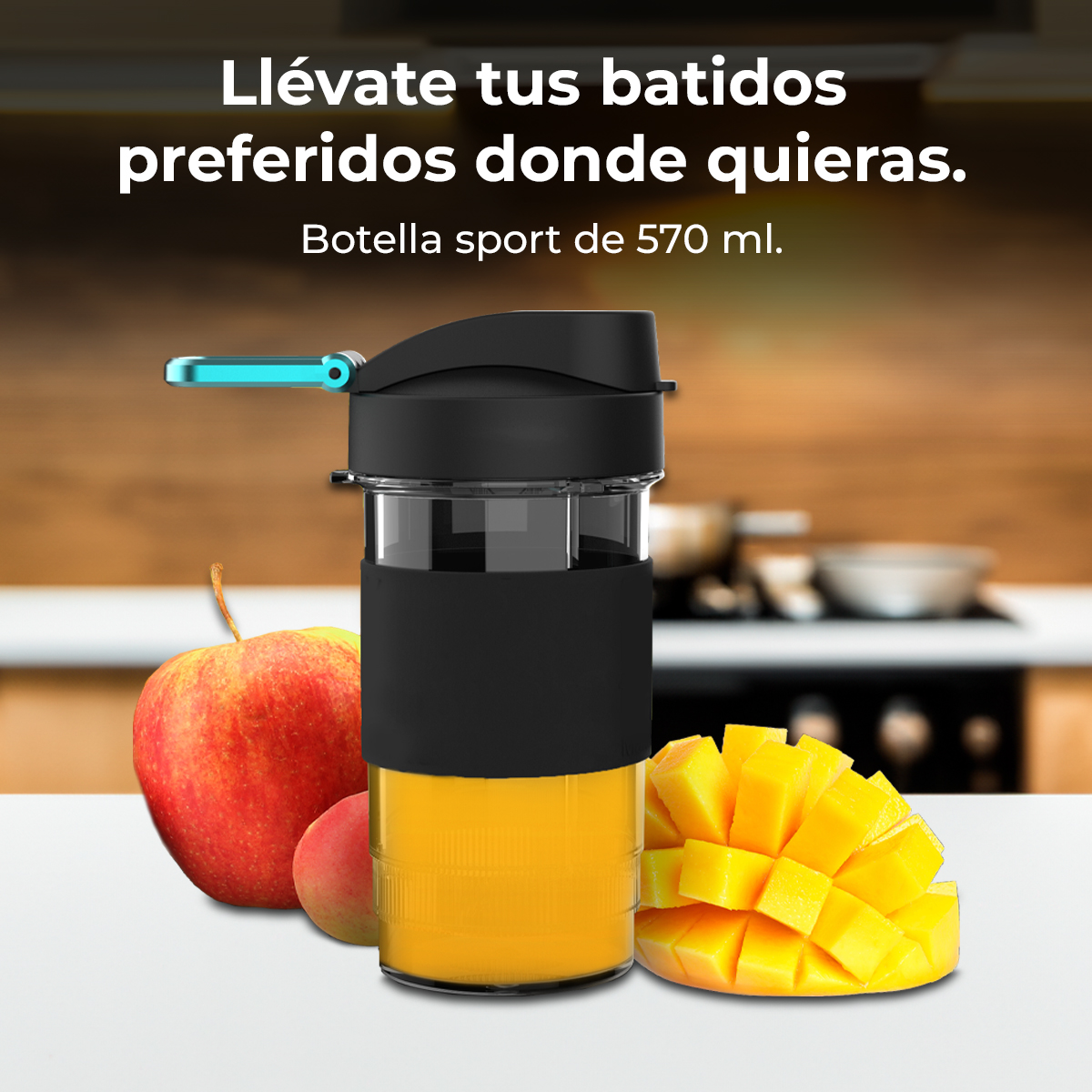 Una botella deportiva con detalles negros, mango y manzanas sobre una superficie blanca, con fondo de cocina.