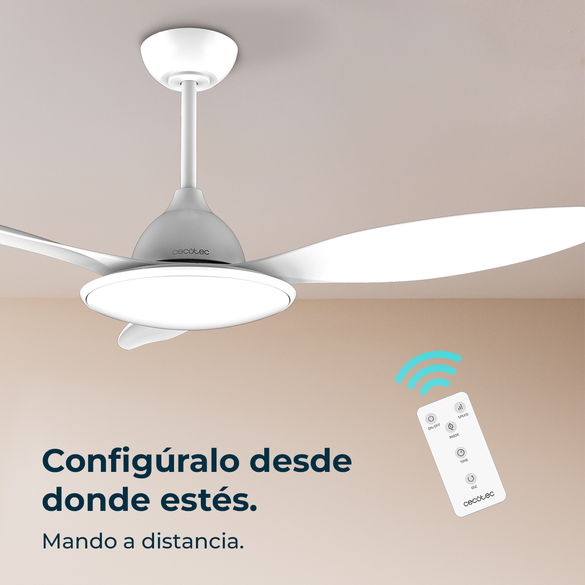 Ventilatore da soffitto bianco con telecomando. Il ventilatore ha tre pale e una luce. Il telecomando ha diversi pulsanti.