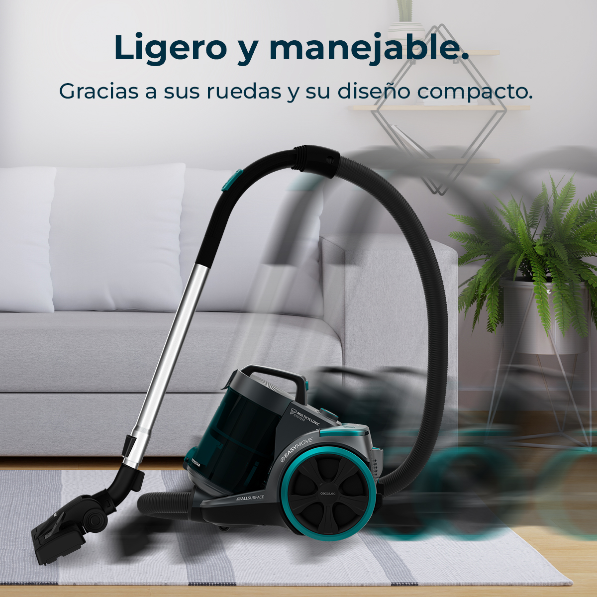 Odkurzacz z czarnym wężem i turkusowymi akcentami. Szara sofa, roślina i dekoracyjna półka w tle. Tekst mówi lekki i poręczny.